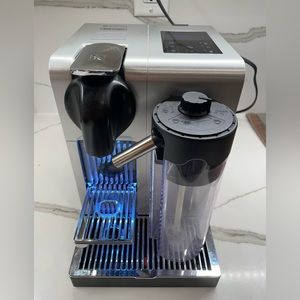 De'Longhi Nespresso Lattissima Pro Espresso Maker
